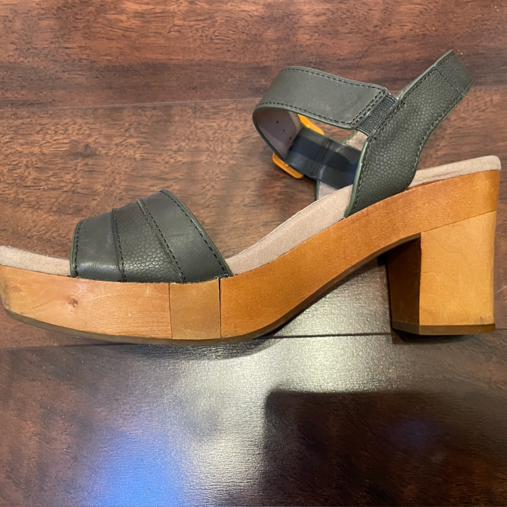 Earth brand leather comfort sole clog